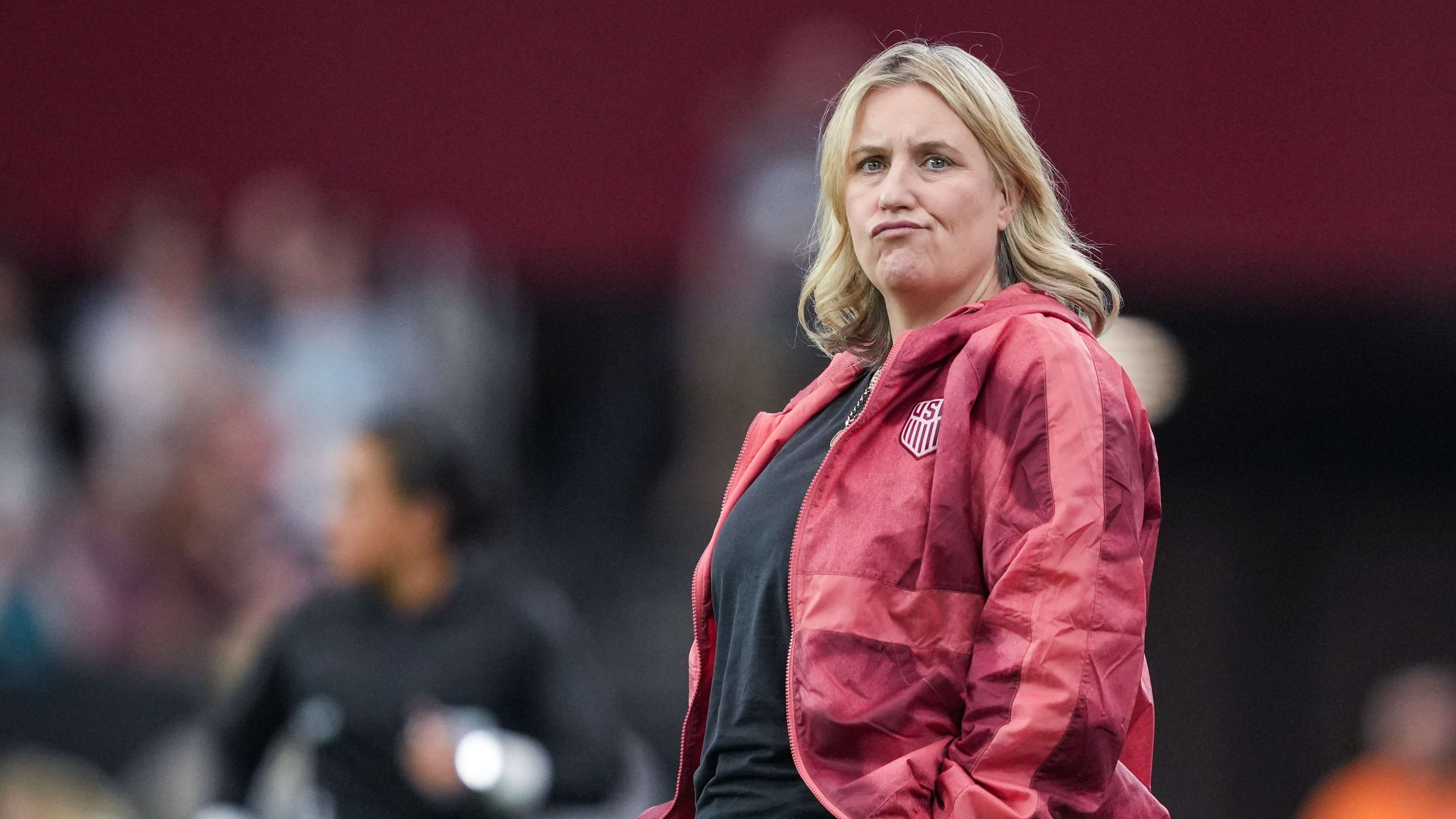 更强调与主 更强调与主